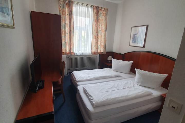 Room 13 of 34