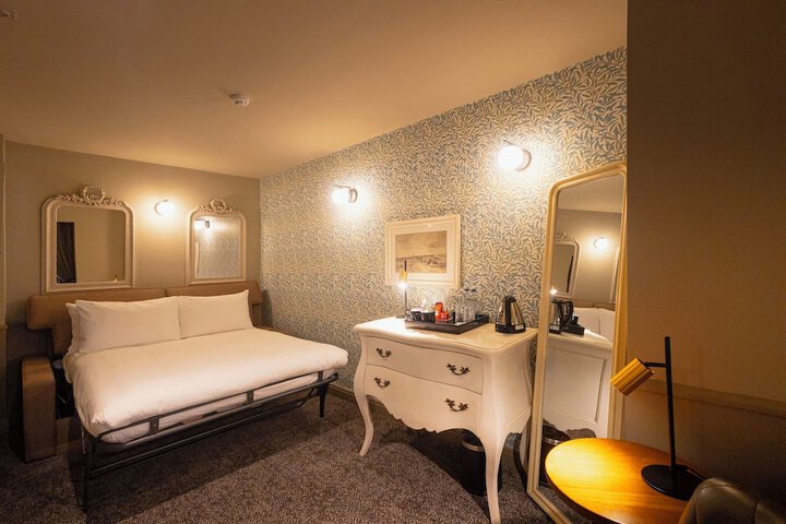Room 13 of 36