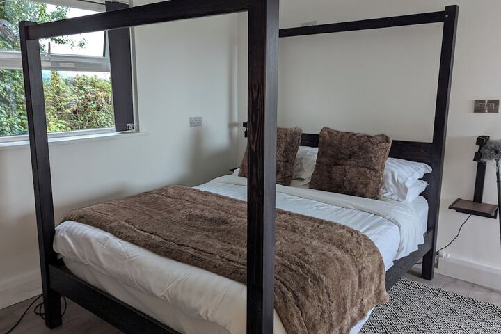 Room 6 of 94
