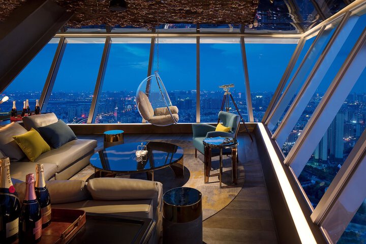 Lounge 72 of 99