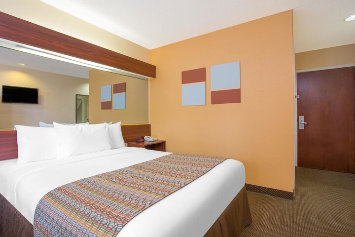 1 Queen Bed (4 of 20)