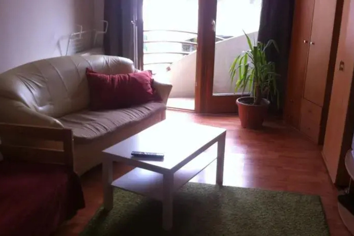 Room 4 of 8