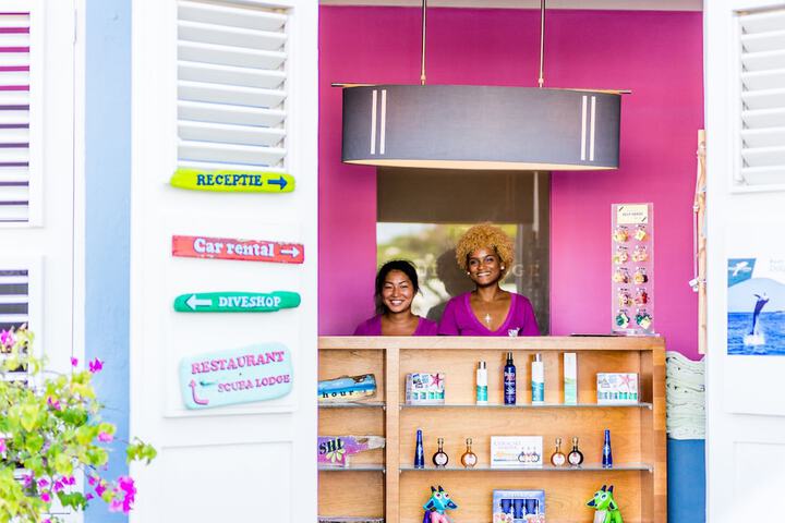 Check-in/check-out kiosk