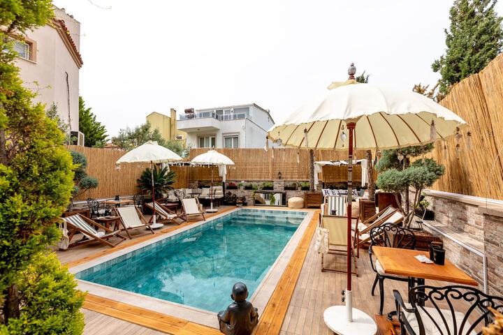 Pool 44 of 91