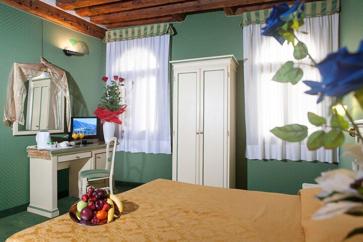 Room 28 of 96