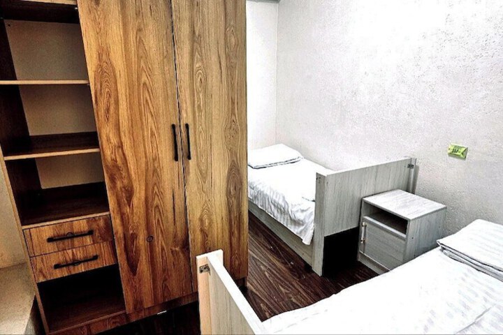 Room 5 of 16