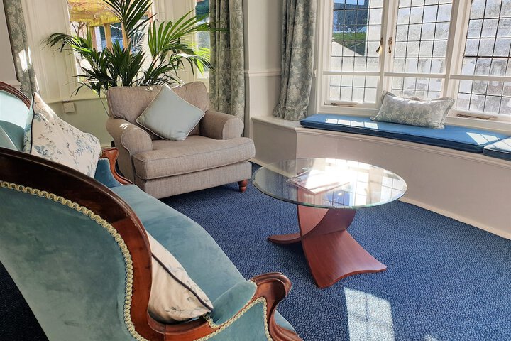 Lounge 107 of 122