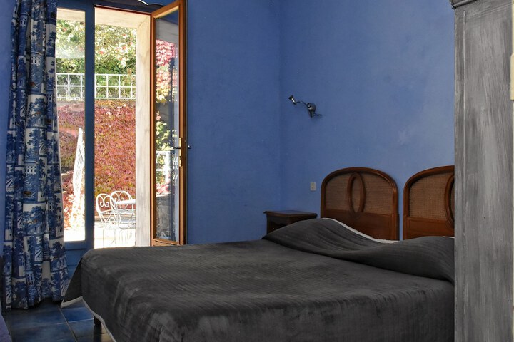 Room 2 of 27