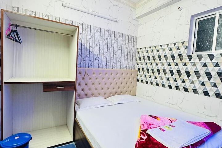 Room 16 of 28