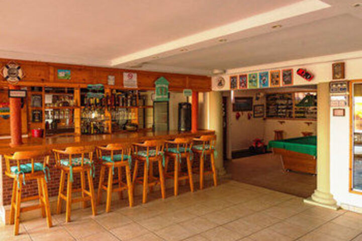 Lounge 14 of 31