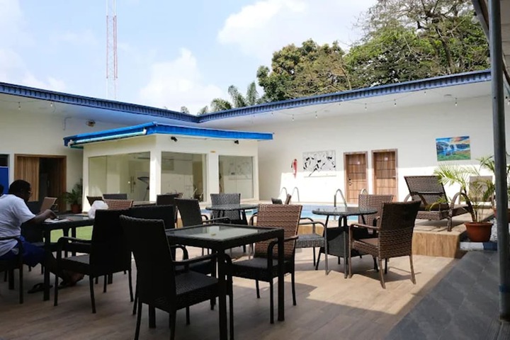 Lounge 8 of 11