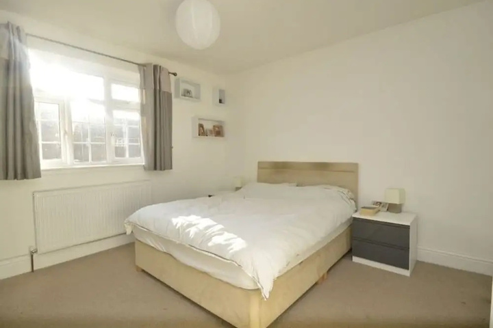 Room 4 of 16