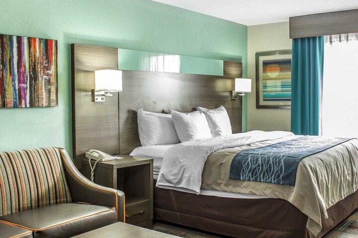 1 Queen Bed (5 of 10)