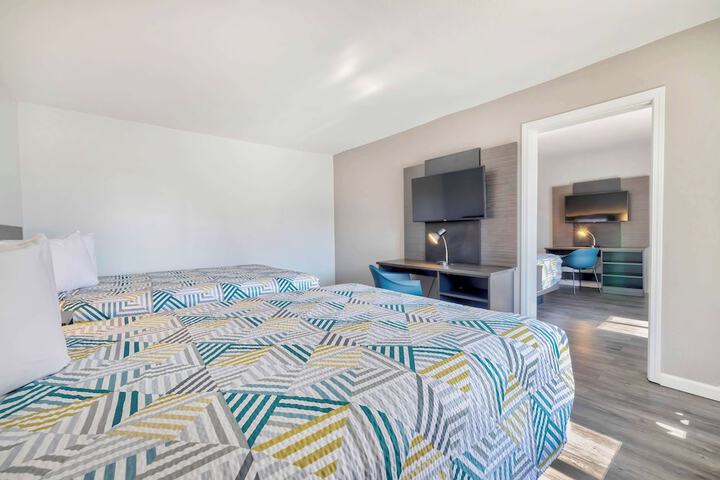 1 Queen Bed Kitchen (14 of 18)