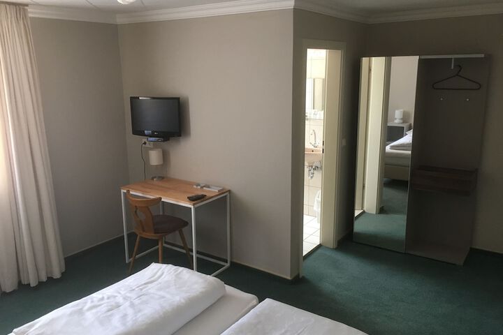 Room 2 of 36