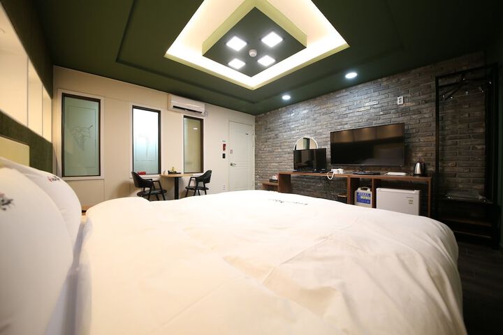 Room 8 of 9