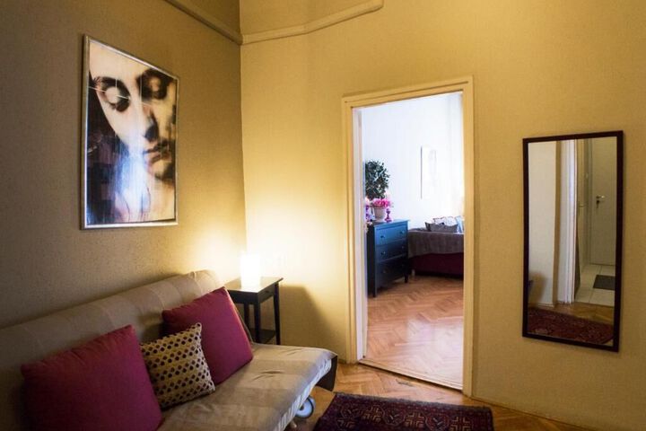 Room 6 of 12