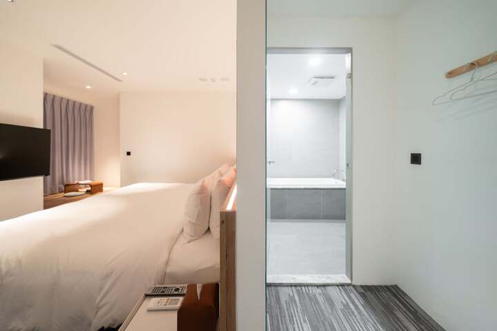 Room 28 of 46