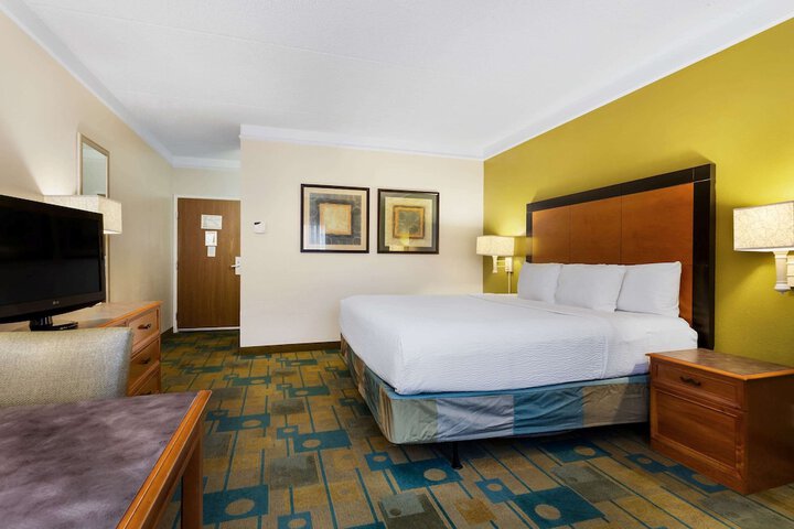 1 King Bed (1 of 19)