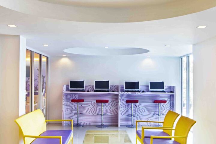 Business Center 80 of 90