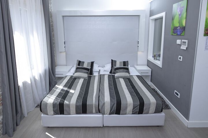Room 6 of 60