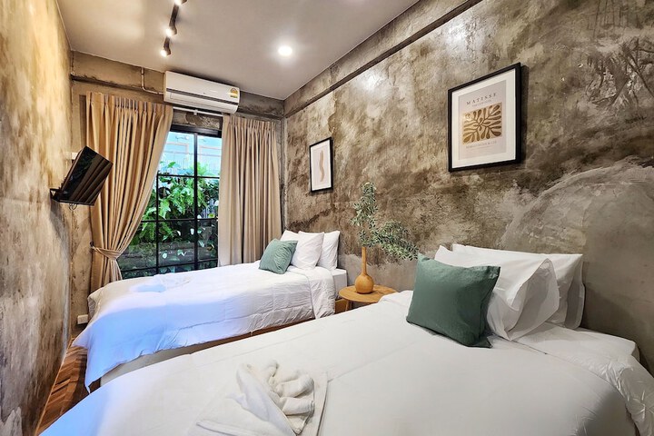 Room 13 of 34