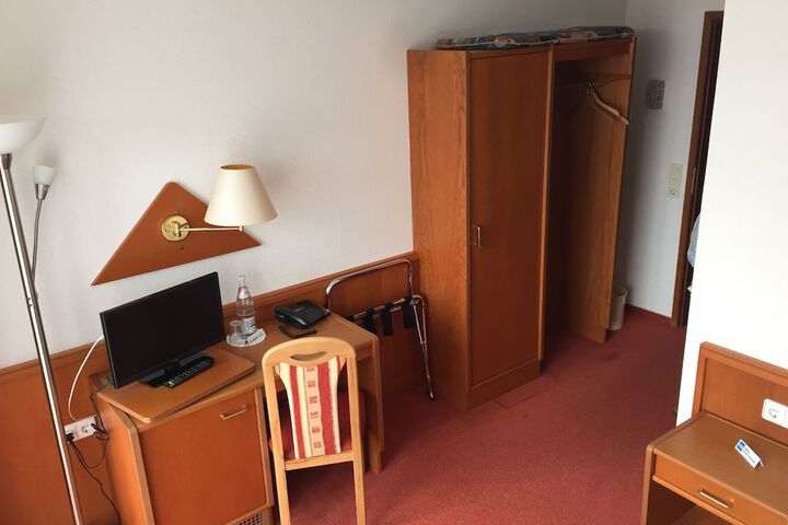 Room 8 of 77