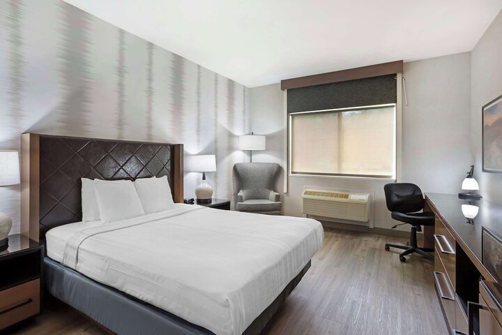 Room 9 of 37