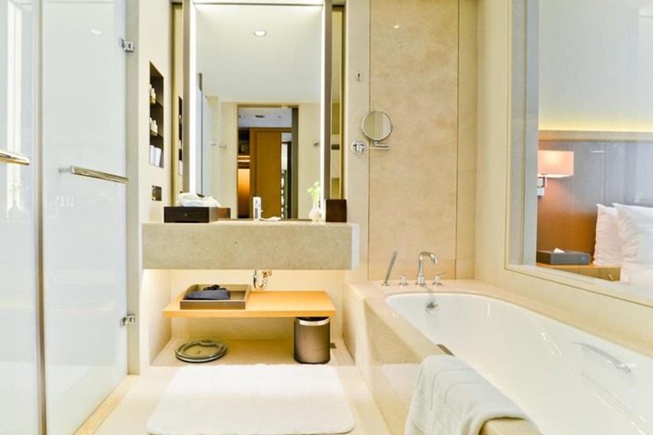 Deep soaking bathtub