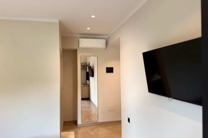 Room 3 of 95