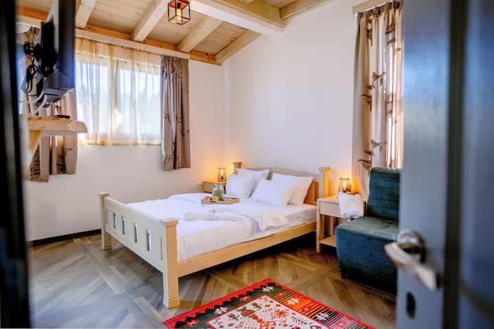 Room 4 of 33