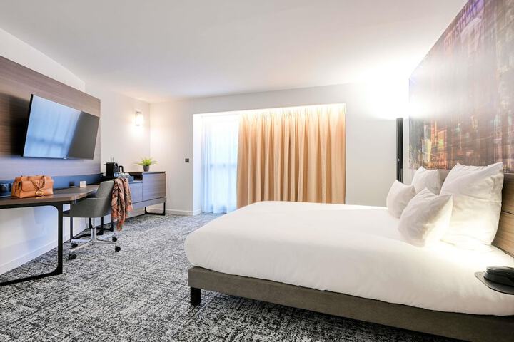 Room 18 of 120