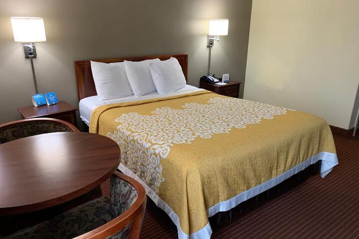1 Queen Bed (1 of 5)