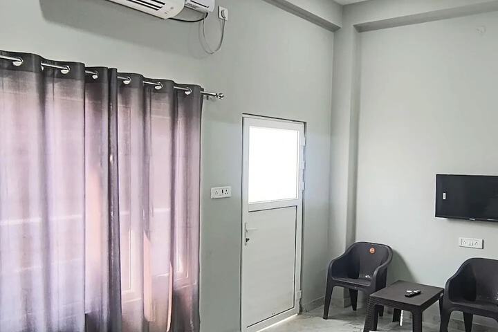 Room 10 of 16
