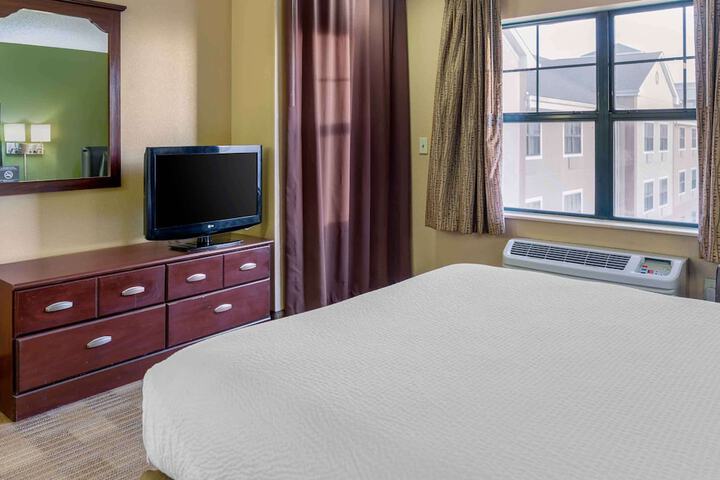 Studio Queen Bed (8 of 9)