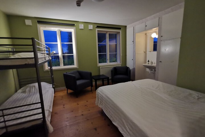 Room 7 of 12