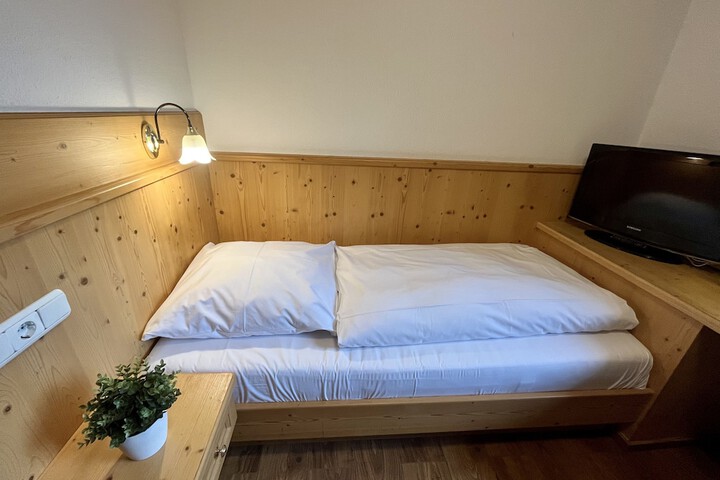 Room 11 of 30