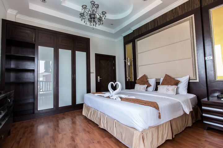 Room 6 of 30