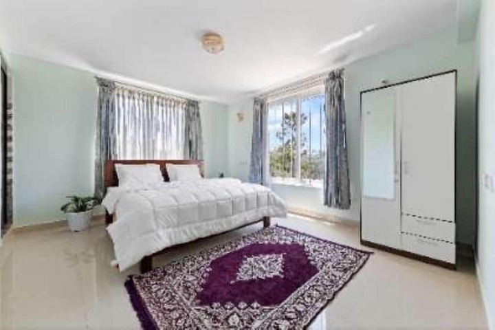 Room 6 of 8