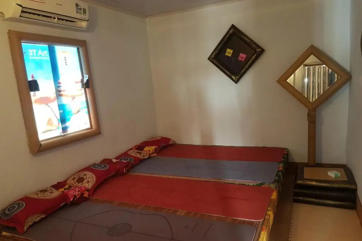 Room 5 of 12