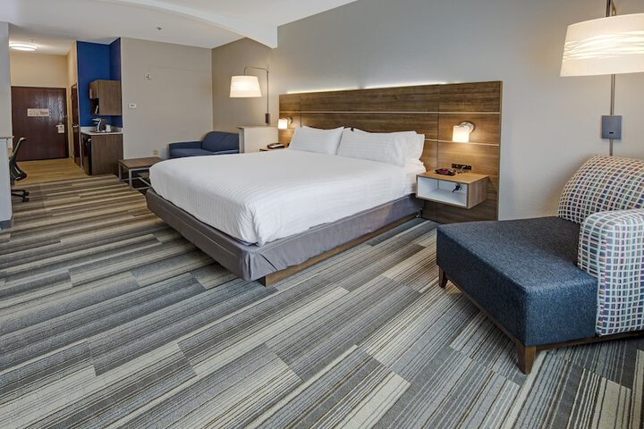 2 Queen Bed Suite Additional Living Area (5 of 7)
