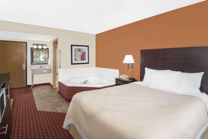 2 Queen Beds (3 of 11)