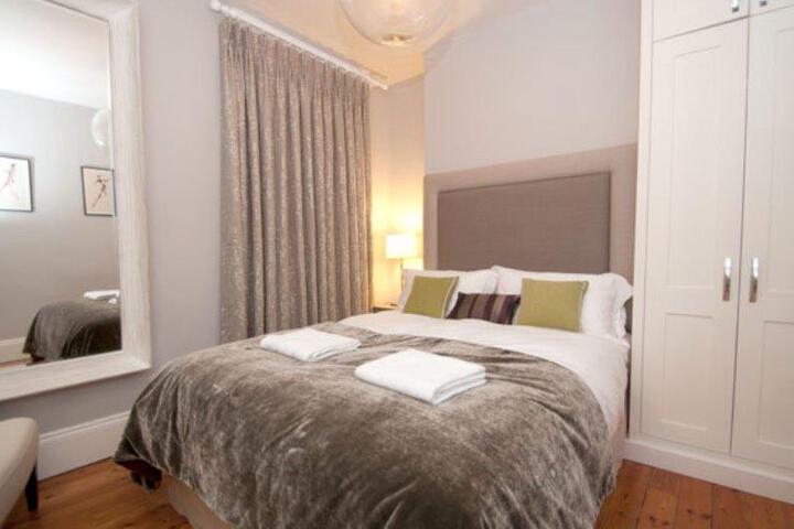 Veeve Stanley Grove 2 Bed Townhouse With Terrace Battersea