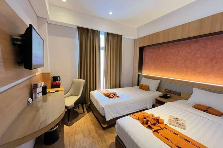 Room 6 of 13