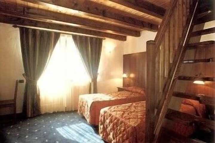 Room 22 of 66