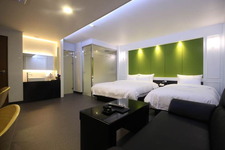Room 16 of 36