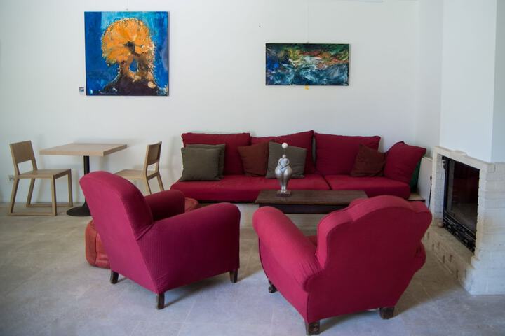 Lounge 91 of 115