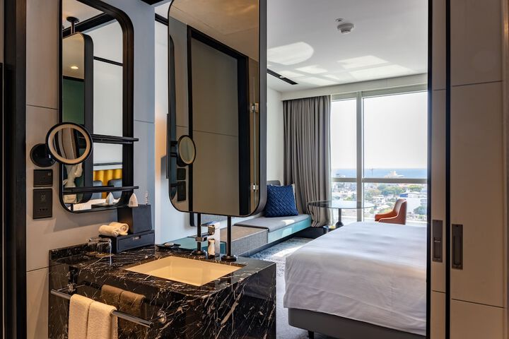 Room 42 of 95