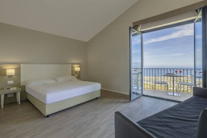 Room 10 of 128