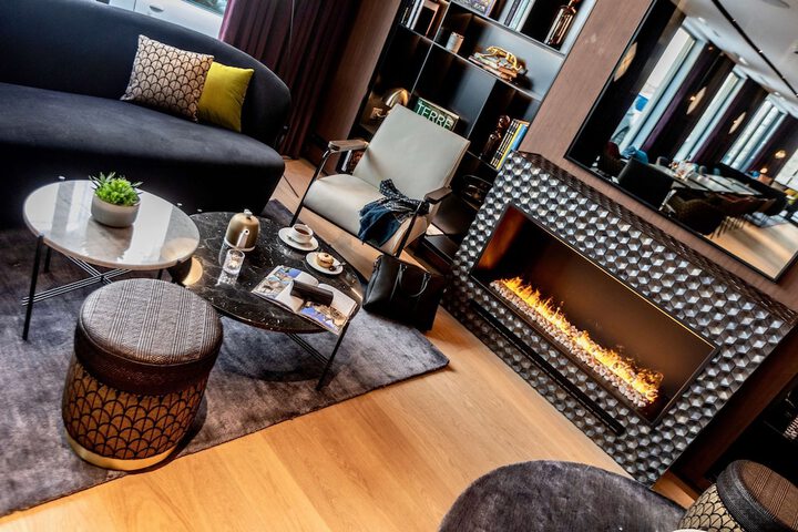 Lounge 76 of 90